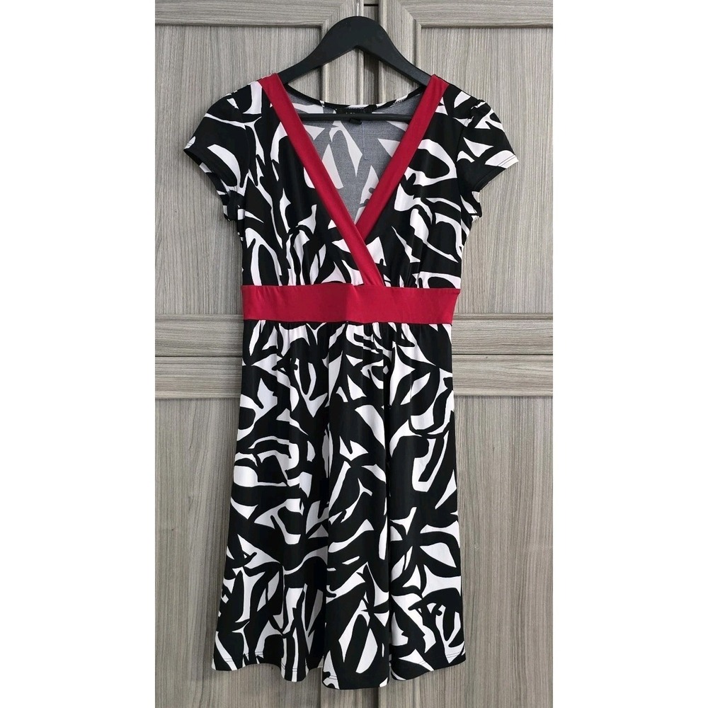 AGB Women's Petite Sz 8 Geometric Black White Red Banded Waist‎ Belt Cap Sleeves